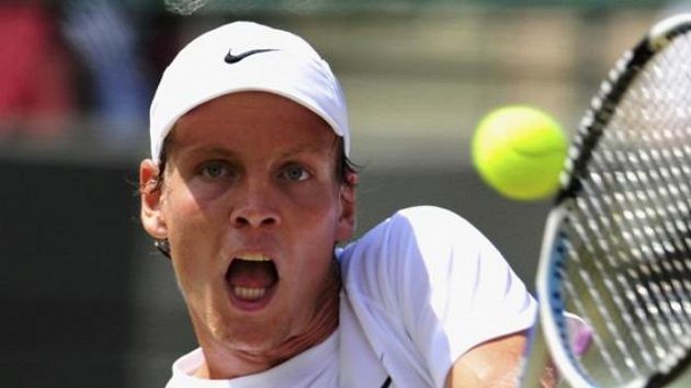 Český tenista Tomáš Berdych během utkání 3. kola Wimbledonu proti Rusovi Davyděnkovi Český tenista Tomáš Berdych během utkání 3. kola Wimbledonu proti Rusovi Davyděnkovi