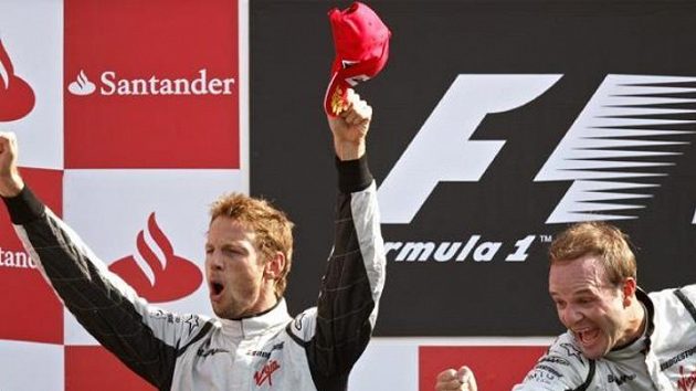 Kdo se bude radovat z titulu? Jenson Button (vlevo) nebo Rubens Barrichello? Nebo svým rivalům vypálí rybník Sebastian Vettel z Red Bullu? Kdo se bude radovat z titulu? Jenson Button (vlevo) nebo Rubens Barrichello? Nebo svým rivalům vypálí rybník Sebastian Vettel z Red Bullu?
