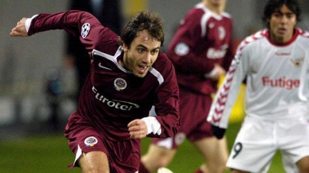 Tomáš Poláček ještě v dresu Sparty Praha při souboji s Grégorym Duruzem z FC Thun v utkání Ligy mistrů. Tomáš Poláček ještě v dresu Sparty Praha při souboji s Grégorym Duruzem z FC Thun v utkání Ligy mistrů.