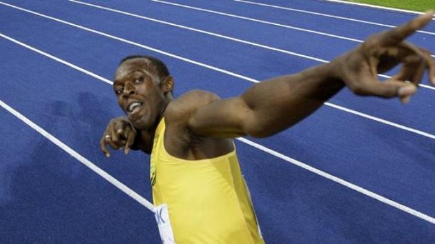 Jamajský sprinter Usain Bolt oslavuje svým typickým stylem triumf na MS v Berlíně. Jamajský sprinter Usain Bolt oslavuje svým typickým stylem triumf na MS v Berlíně.