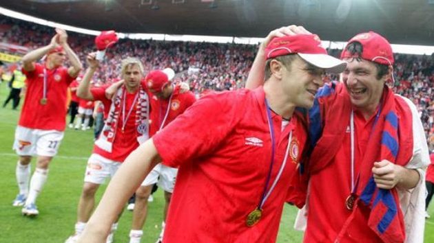 Fotbalisté Slavie Šenkeřík (vlevo) a Fořt oslavují mistrovský titul. Fotbalisté Slavie Šenkeřík (vlevo) a Fořt oslavují mistrovský titul.