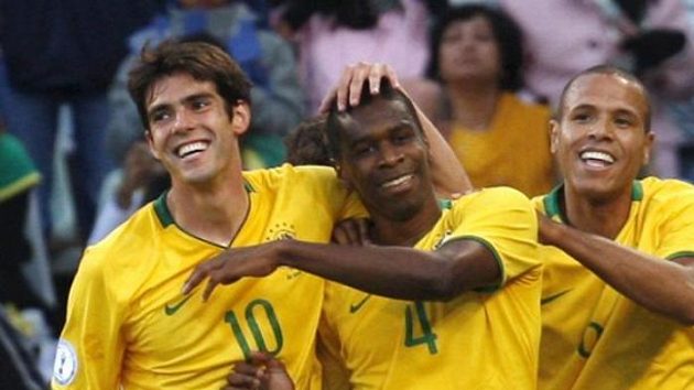 Brazilci Kaká, Juan, a Luis Fabiano (zleva) se radují z výhry nad Egyptem Brazilci Kaká, Juan, a Luis Fabiano (zleva) se radují z výhry nad Egyptem