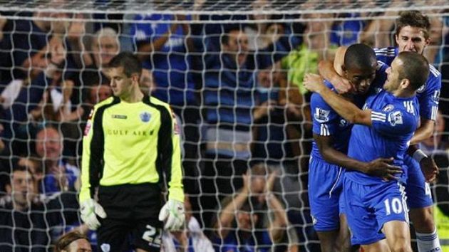 Fotbalisté Chelsea Salomon Kalou, Joe Cole a spol. slaví. Fotbalisté Chelsea Salomon Kalou, Joe Cole a spol. slaví.