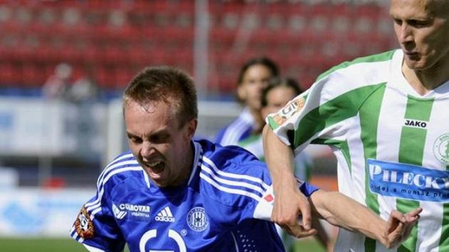 Vlevo je Vojtěch Štěpán v dresu Sigmy, který bude hrát v příští sezóně za Hradec Králové. Vlevo je Vojtěch Štěpán v dresu Sigmy, který bude hrát v příští sezóně za Hradec Králové.