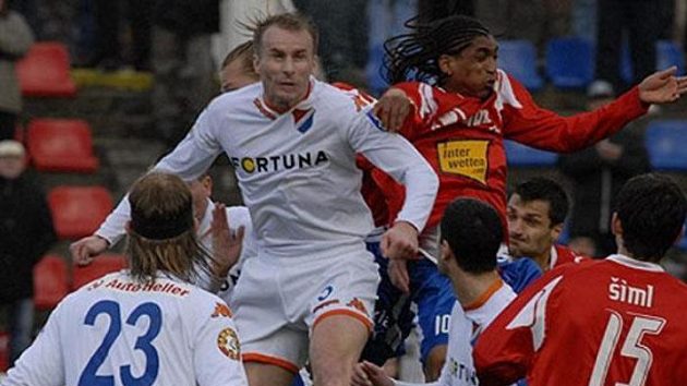 René Bolf v souboji s plzeňským Rodriguezem (ilustrační foto) René Bolf v souboji s plzeňským Rodriguezem (ilustrační foto)