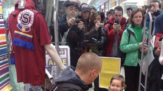 O autogram Tomáše Řepky byl v knihkupectví Dobrovský na Pankráci obrovský zájem. O autogram Tomáše Řepky byl v knihkupectví Dobrovský na Pankráci obrovský zájem.