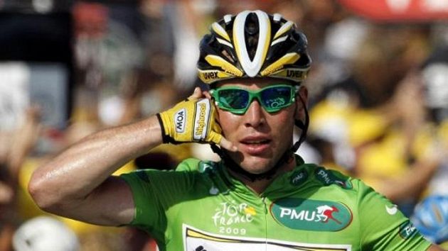 Britský spurtér Mark Cavendish oslavuje vítězství v třetí etapě Tour de France. Britský spurtér Mark Cavendish oslavuje vítězství v třetí etapě Tour de France.
