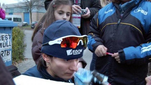 Martina Sáblíková rozdává autogramy po závodě na 1500 metrů Martina Sáblíková rozdává autogramy po závodě na 1500 metrů