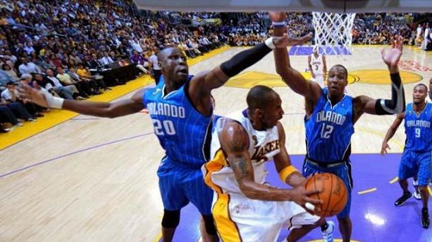 Basketbalista Los Angeles Lakers Kobe Bryant se probíjí obranou Orlanda. Basketbalista Los Angeles Lakers Kobe Bryant se probíjí obranou Orlanda.