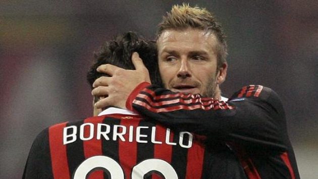 Anglický fotbalista David Beckham gratuluje svému spoluhráči Borriellimu ke vstřelené brance. Anglický fotbalista David Beckham gratuluje svému spoluhráči Borriellimu ke vstřelené brance.