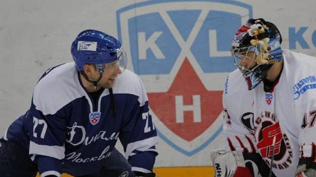 Brankář Omsku John Grahame (vpravo) a útočník Dynama Moskva Dmitrij Afanasenkov Brankář Omsku John Grahame (vpravo) a útočník Dynama Moskva Dmitrij Afanasenkov