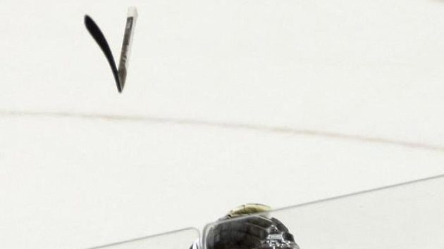 Útočník Pittsburghu Jevgenij Malkin hází mezi fanoušky svoji hokejku. Útočník Pittsburghu Jevgenij Malkin hází mezi fanoušky svoji hokejku.