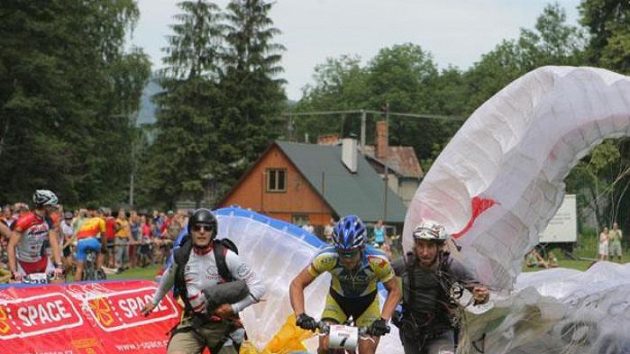 Předávka na startu třetího úseku Adrenalin Cupu. Předávka na startu třetího úseku Adrenalin Cupu.