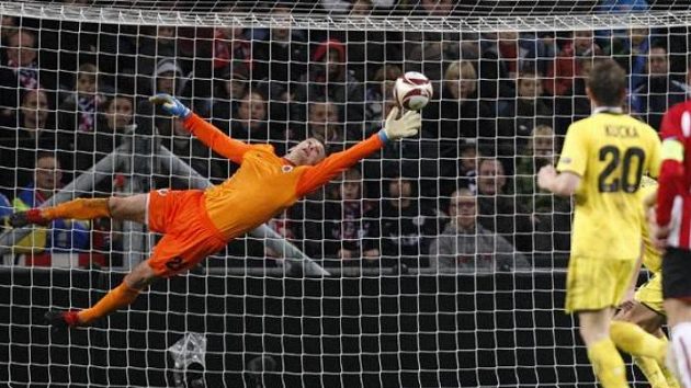 Brankář Sparty Jaromír Blažek inkasuje gól v Eindhovenu. Brankář Sparty Jaromír Blažek inkasuje gól v Eindhovenu.