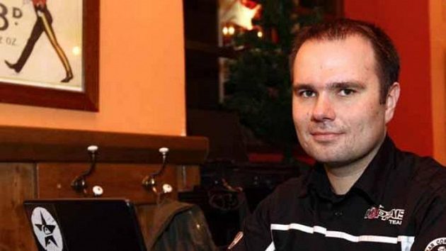 Aleš Loprais při on-line chatu se čtenáři Sport.cz Aleš Loprais při on-line chatu se čtenáři Sport.cz