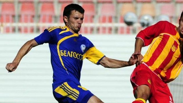 Fotbalista Makedonija GP Skopje Nijaz Lena (vpravo) bojuje o míč s Aleksandrem Valodzkou z BATE Borisov. Fotbalista Makedonija GP Skopje Nijaz Lena (vpravo) bojuje o míč s Aleksandrem Valodzkou z BATE Borisov.