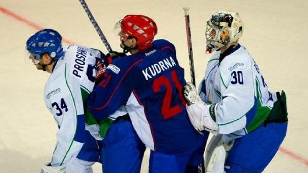 Český útočník Magnitogorsku Jaroslav Kudrna mezi obráncem Proškinem a brankářem Jerjomenkem z Ufy Český útočník Magnitogorsku Jaroslav Kudrna mezi obráncem Proškinem a brankářem Jerjomenkem z Ufy