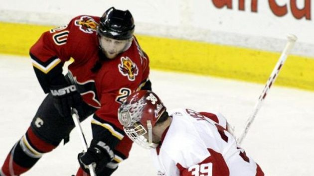 Švéd Kristian Huselius ještě v dresu Calgary. Švéd Kristian Huselius ještě v dresu Calgary.