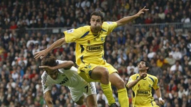Fotbalista Realu Madrid Raúl González (č. 7) v souboji s Inigem Lopezem z Alcorcónu Fotbalista Realu Madrid Raúl González (č. 7) v souboji s Inigem Lopezem z Alcorcónu