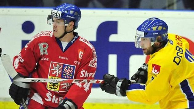 Švédský hokejista Peter Forsberg přihrává kolem Jiřího Hudlera. Švédský hokejista Peter Forsberg přihrává kolem Jiřího Hudlera.