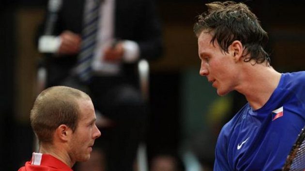 Český tenista Tomáš Berdych (vpravo) si potřásá rukou s Belgičanem Rochusem po výhře úvodní dvouhry prvního kola Davis Cupu. Český tenista Tomáš Berdych (vpravo) si potřásá rukou s Belgičanem Rochusem po výhře úvodní dvouhry prvního kola Davis Cupu.