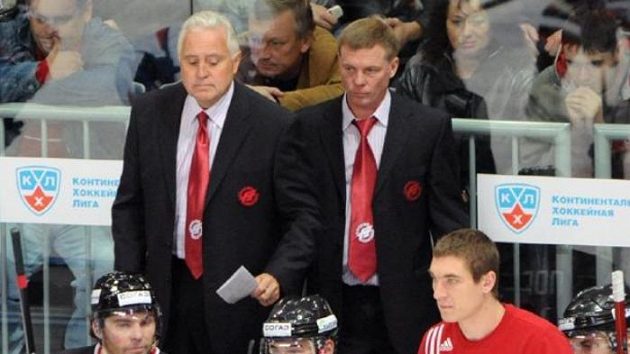 Wayne Fleming (vlevo nahoře) na střídačce Omsku Wayne Fleming (vlevo nahoře) na střídačce Omsku