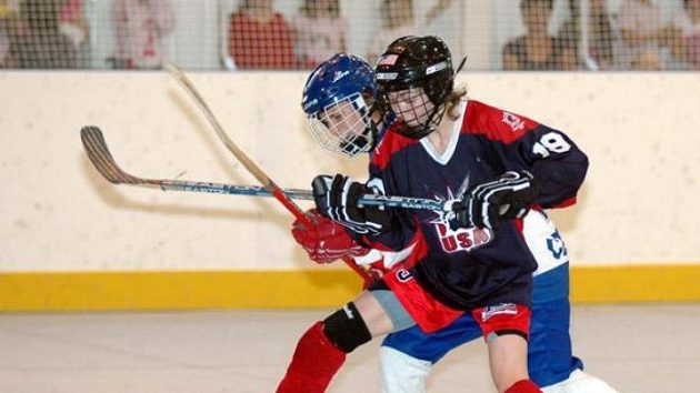 Souboj v zápase českých hokejbalistek s USA na MS v Plzni Souboj v zápase českých hokejbalistek s USA na MS v Plzni