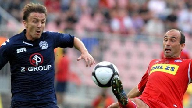 Fotbalista Slovácka Michal Kordula (vlevo) v souboji s Tomášem Poláchem z Brna Fotbalista Slovácka Michal Kordula (vlevo) v souboji s Tomášem Poláchem z Brna