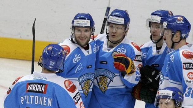 Hokejisté Finska oslavují gól v utkání proti Švédsku. Hokejisté Finska oslavují gól v utkání proti Švédsku.