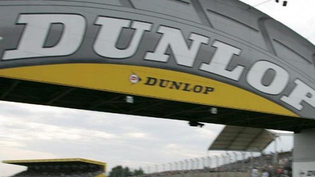 Prototyp Aston Martin posádky Charouz, Enge, Mücke při kvalifikaci závodu 24 hodin Le Mans. Prototyp Aston Martin posádky Charouz, Enge, Mücke při kvalifikaci závodu 24 hodin Le Mans.