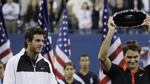 Juan Martin Del Potro (vlevo) a Roger Federer po finále US Open Juan Martin Del Potro (vlevo) a Roger Federer po finále US Open