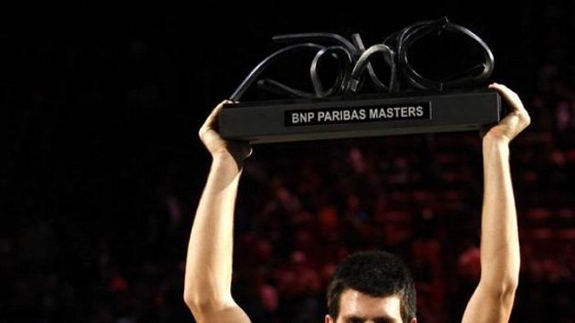 Srbský tenista Novak Djokovič s trofejí Srbský tenista Novak Djokovič s trofejí