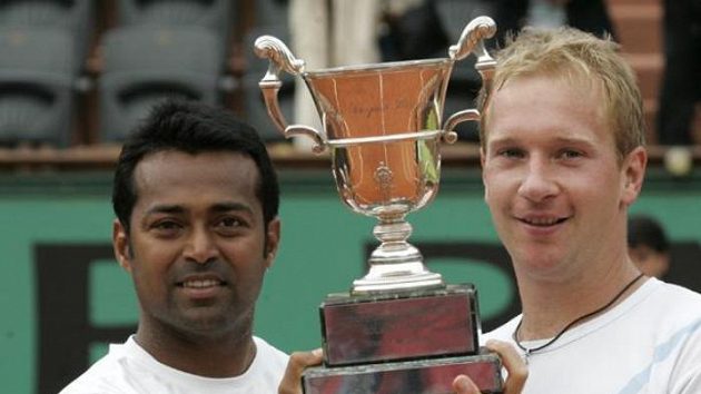 Lukáš Dlouhý (vpravo) a Leander Paes s trofejí pro nejlepší deblisty French Open. Lukáš Dlouhý (vpravo) a Leander Paes s trofejí pro nejlepší deblisty French Open.