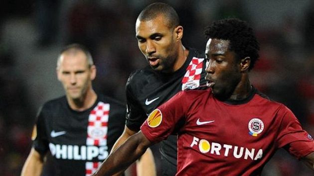 Orlando Engelaar z Einhovenu (vlevo) napadá Bonyho Wilfrieda ze Sparty. Orlando Engelaar z Einhovenu (vlevo) napadá Bonyho Wilfrieda ze Sparty.
