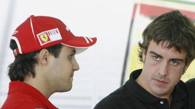 Fernando Alonso (vpravo) a Felipe Massa Fernando Alonso (vpravo) a Felipe Massa