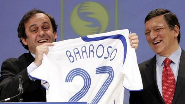 Francouzský předseda UEFA Michel Platini (vlevo) předává prezidentovi Evropské komise Barrosovi čestný dres. Francouzský předseda UEFA Michel Platini (vlevo) předává prezidentovi Evropské komise Barrosovi čestný dres.