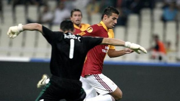Fotbalista Galatasaraye Istanbul Milan Baroš proniká kolem brankáře Panathinaikosu Atény Galinoviče. Fotbalista Galatasaraye Istanbul Milan Baroš proniká kolem brankáře Panathinaikosu Atény Galinoviče.