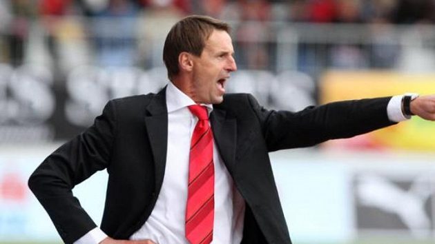 Trenér František Straka při utkání české reprezentace s Maltou. Trenér František Straka při utkání české reprezentace s Maltou.
