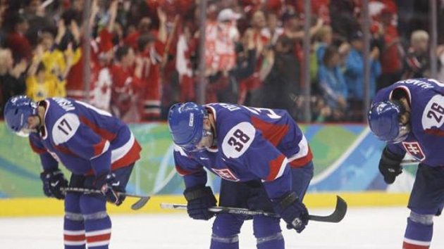 Zklamaní slovenští hokejisté po prohře s Kanadou. Zleva Lubomír Višňovský, Pavol Demitra a Michal Handzuš. Zklamaní slovenští hokejisté po prohře s Kanadou. Zleva Lubomír Višňovský, Pavol Demitra a Michal Handzuš.