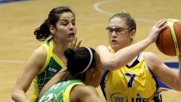 Lindsay Whalenová z USK Praha (vpravo) v duelu Euroligy s maďarskou Šoproní. Lindsay Whalenová z USK Praha (vpravo) v duelu Euroligy s maďarskou Šoproní.