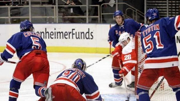 Jiří Hudler (v bílo-červeném dresu) střílí branku do sítě New York Rangers. Jiří Hudler (v bílo-červeném dresu) střílí branku do sítě New York Rangers.