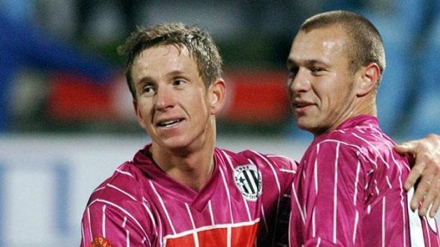 Petr Benát (vlevo) a Tomáš Stráský z SK Dynamo se radují z remízy 2:2 v utkání 13. kola první fotbalové ligy proti Slavi. Petr Benát (vlevo) a Tomáš Stráský z SK Dynamo se radují z remízy 2:2 v utkání 13. kola první fotbalové ligy proti Slavi.