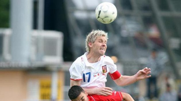 Tomáš Hübschman (v bílém) bojuje o míč s Ryanem Fenechem z Malty. Tomáš Hübschman (v bílém) bojuje o míč s Ryanem Fenechem z Malty.