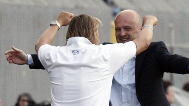 Ani vítězství v pondělním derby nepřimnělo trenéra Sparty Bílka (vpravo) k zmírnění přísného režimu Ani vítězství v pondělním derby nepřimnělo trenéra Sparty Bílka (vpravo) k zmírnění přísného režimu