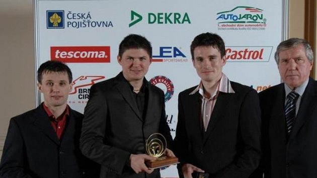 Josef Fojtík (vpravo) během vyhlašování cen Zlatý volant Josef Fojtík (vpravo) během vyhlašování cen Zlatý volant