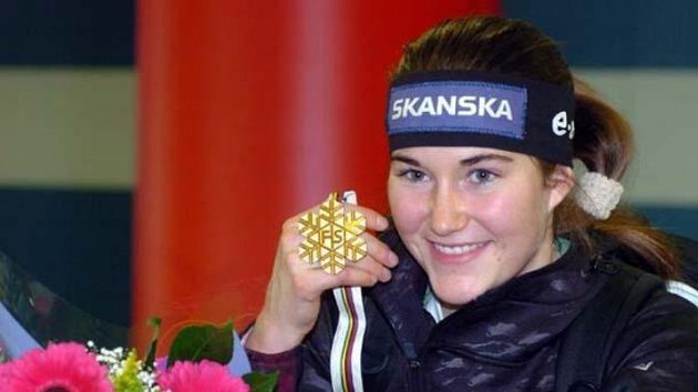 Šárka Záhrobská s medailí pro vítězku slalomu MS. Šárka Záhrobská s medailí pro vítězku slalomu MS.