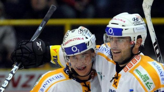 Střelec Litvínova Peter Jánský (vpravo) se raduje s Karlem Kubátem. Střelec Litvínova Peter Jánský (vpravo) se raduje s Karlem Kubátem.