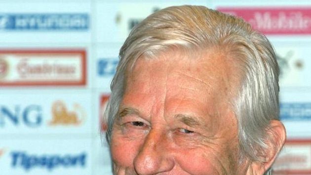 Trenér české fotbalové reprezentace Karel Brückner Trenér české fotbalové reprezentace Karel Brückner
