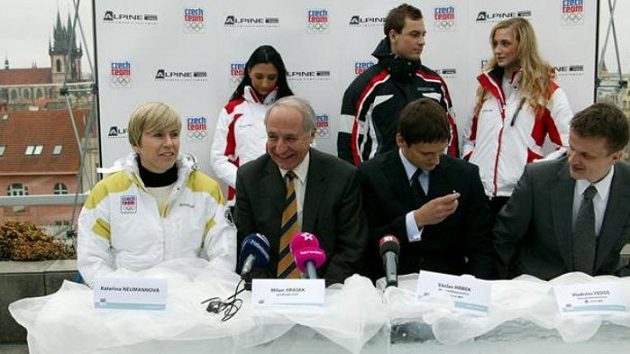 Kateřina Neumannová a předseda ČOV Milan Jirásek (druhý zleva) u ledového stolu Kateřina Neumannová a předseda ČOV Milan Jirásek (druhý zleva) u ledového stolu