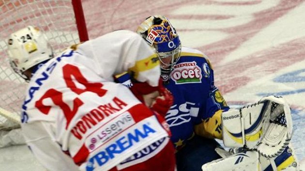 Hokejista Slavie Vondrka před brankářem Zlína Sedláčkem Hokejista Slavie Vondrka před brankářem Zlína Sedláčkem